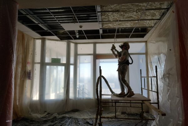 ocieplanie sufitu blaszanego piana otwartokomórkowa