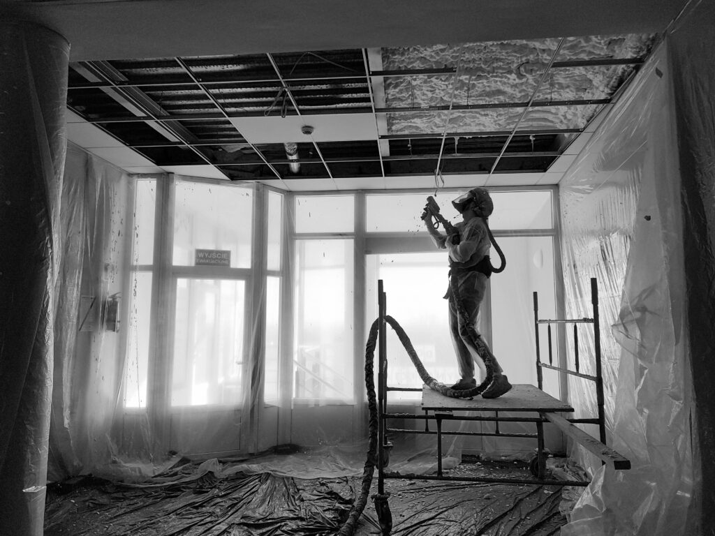 ocieplanie sufitu blaszanego pianką otwartokomórkową